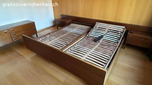 alte Möbel, Küchentisch, Sofas, Betten, Kleiderschrank. Wegen Hausräumung diverse alte Möbel gratis abzugehen. Abholen in 5073 Gipf-Oberfrick.
Küchentisch mit Bank (grosser Stauraum unter den beiden Sitzflächen) und zwei passenden Stühlen (oder einzeln)
Masse der Betten: 90x190cm
Kleiderschrank: rechtes Schloss klemmt, müsste repariert werden, sonst sehr guter Zustand
Büromöbel hat Rollen als 