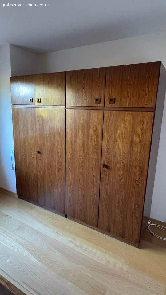 alte Möbel, Küchentisch, Sofas, Betten, Kleiderschrank. Wegen Hausräumung diverse alte Möbel gratis abzugehen. Abholen in 5073 Gipf-Oberfrick.
Küchentisch mit Bank (grosser Stauraum unter den beiden Sitzflächen) und zwei passenden Stühlen (oder einzeln)
Masse der Betten: 90x190cm
Kleiderschrank: rechtes Schloss klemmt, müsste repariert werden, sonst sehr guter Zustand
Büromöbel hat Rollen als 