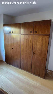 alte Möbel, Küchentisch, Sofas, Betten, Kleiderschrank. Wegen Hausräumung diverse alte Möbel gratis abzugehen. Abholen in 5073 Gipf-Oberfrick.
Küchentisch mit Bank (grosser Stauraum unter den beiden Sitzflächen) und zwei passenden Stühlen (oder einzeln)
Masse der Betten: 90x190cm
Kleiderschrank: rechtes Schloss klemmt, müsste repariert werden, sonst sehr guter Zustand
Büromöbel hat Rollen als 