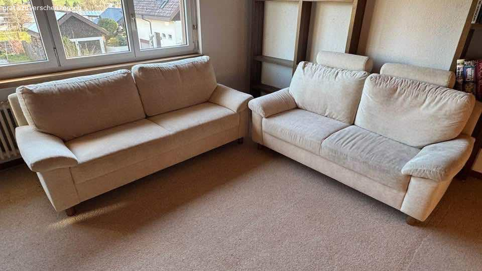 alte Möbel, Küchentisch, Sofas, Betten, Kleiderschrank. Wegen Hausräumung diverse alte Möbel gratis abzugehen. Abholen in 5073 Gipf-Oberfrick.
Küchentisch mit Bank (grosser Stauraum unter den beiden Sitzflächen) und zwei passenden Stühlen (oder einzeln)
Masse der Betten: 90x190cm
Kleiderschrank: rechtes Schloss klemmt, müsste repariert werden, sonst sehr guter Zustand
Büromöbel hat Rollen als 