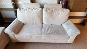 alte Möbel, Küchentisch, Sofas, Betten, Kleiderschrank. Wegen Hausräumung diverse alte Möbel gratis abzugehen. Abholen in 5073 Gipf-Oberfrick.
Küchentisch mit Bank (grosser Stauraum unter den beiden Sitzflächen) und zwei passenden Stühlen (oder einzeln)
Masse der Betten: 90x190cm
Kleiderschrank: rechtes Schloss klemmt, müsste repariert werden, sonst sehr guter Zustand
Büromöbel hat Rollen als 