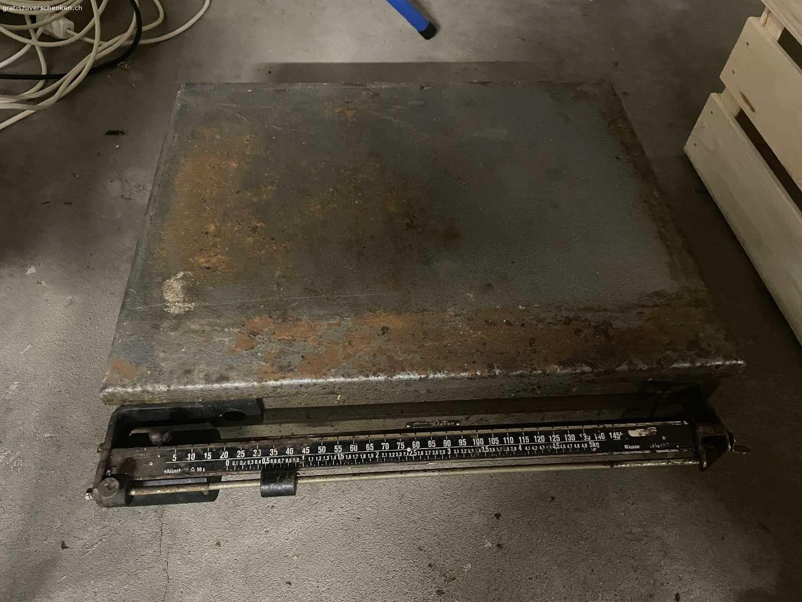 Alte Waage. Ich habe eine alte verrostete Waage abzugeben (Messbereich bis 150 kg). Funktioniert noch, ist verrostet. Muss abgeholt werden.