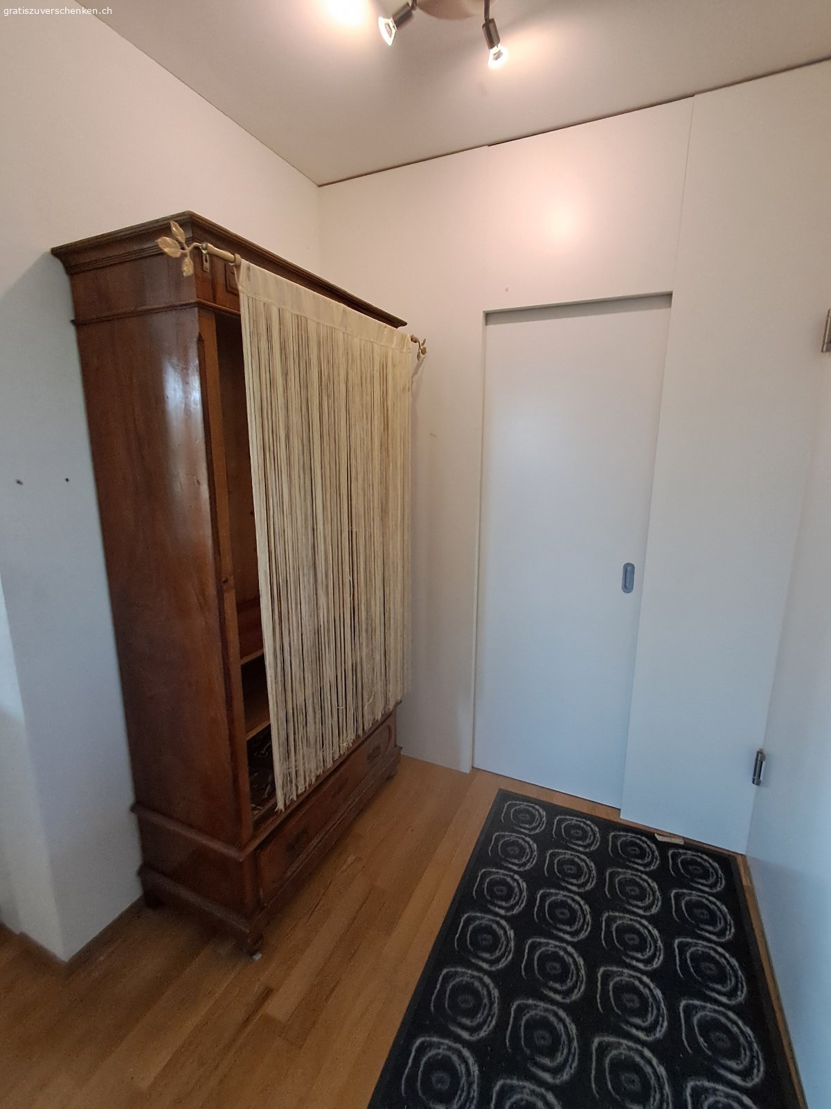 Alter Holzschrank. Alter Holzschrank zu verschenken. Wurde ohne Türe als Garderobe genutzt. Muss abgeholt werden.