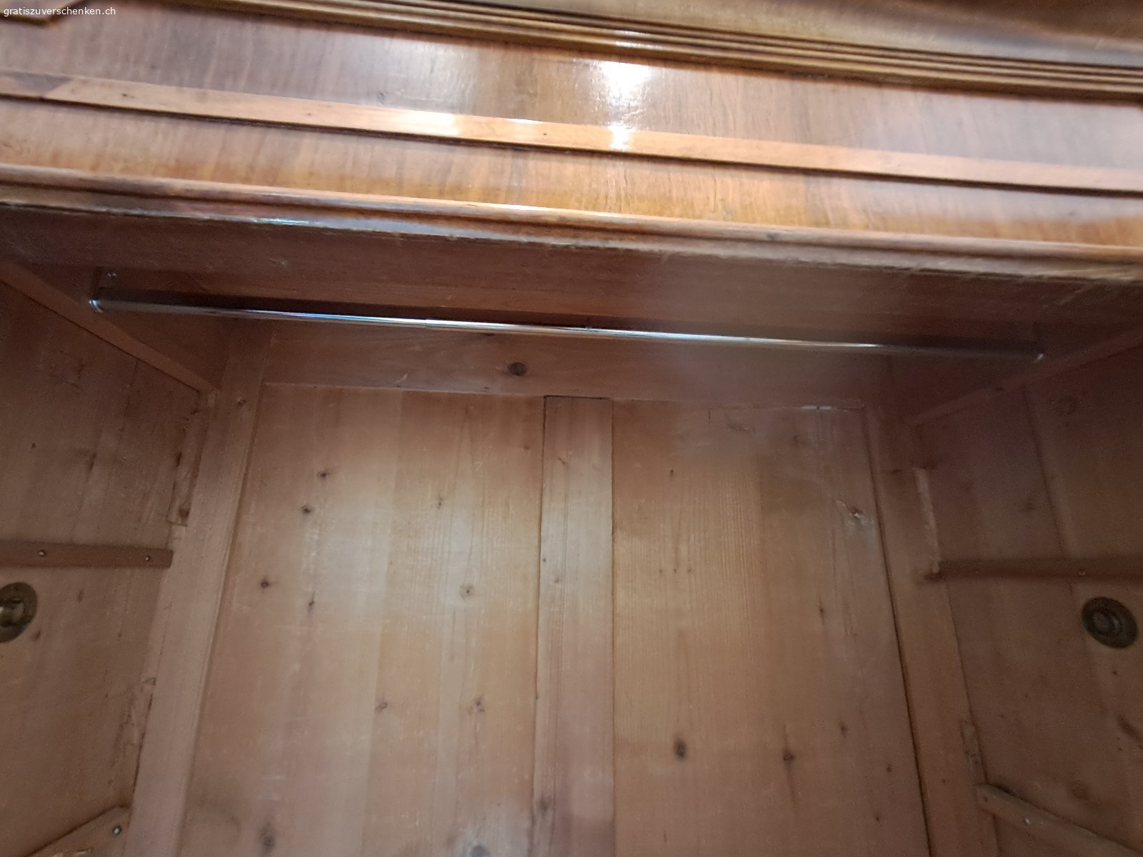 Alter Holzschrank. Alter Holzschrank zu verschenken. Wurde ohne Türe als Garderobe genutzt. Muss abgeholt werden.