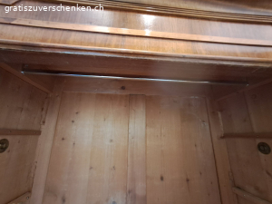 Alter Holzschrank