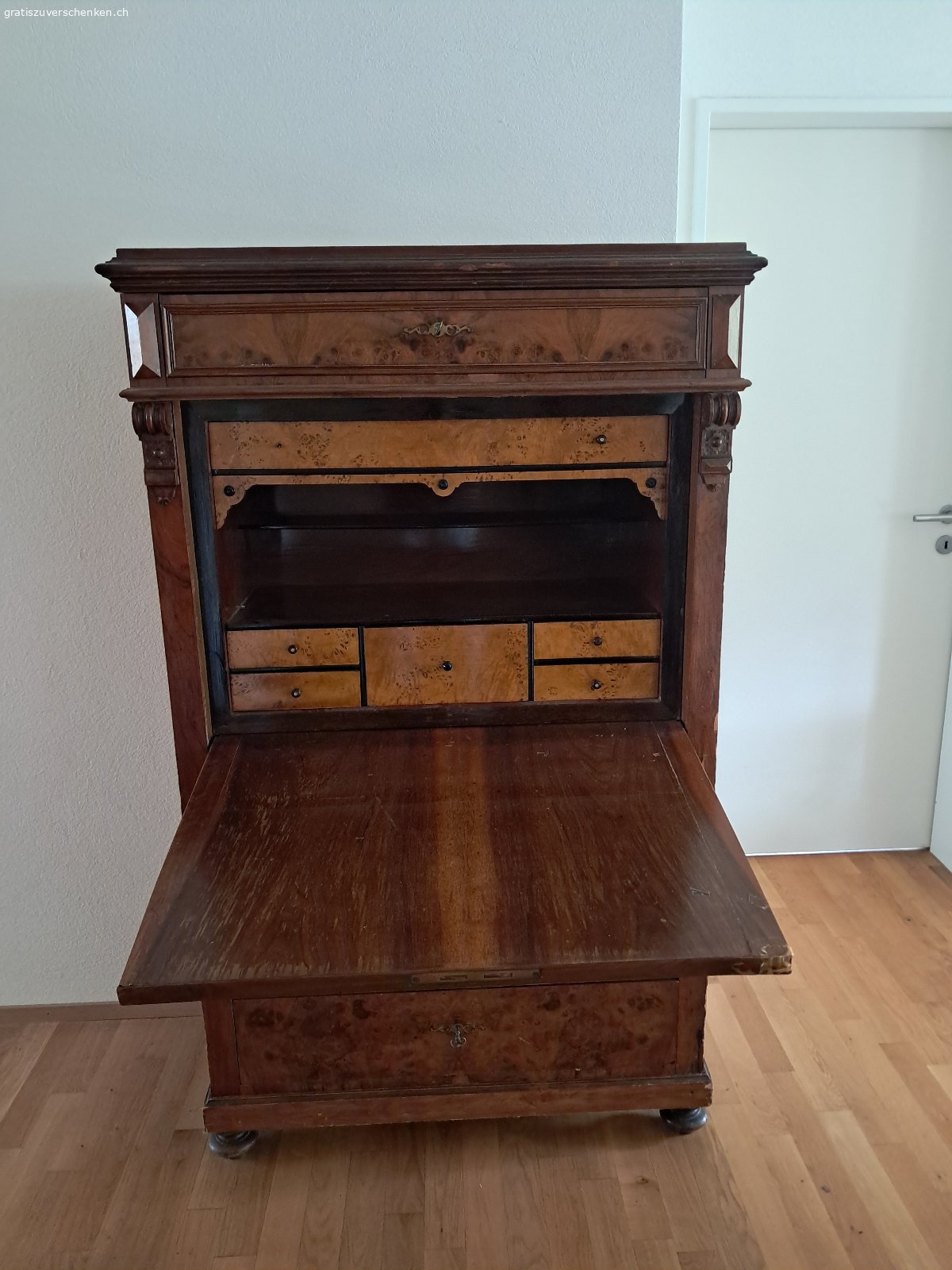 Alter Sekretär. Alter Sekretär aus Holz. Keine Schrauben, nur geleimt und Holzverbindungen. Mit Geheimfach. Ca. 100-jährig, vielleicht auch älter. Muss abgeholt werden.