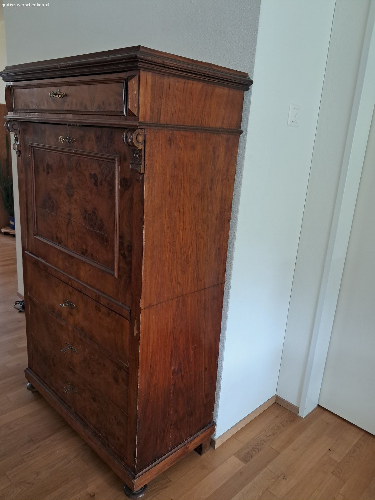Alter Sekretär. Alter Sekretär aus Holz. Keine Schrauben, nur geleimt und Holzverbindungen. Mit Geheimfach. Ca. 100-jährig, vielleicht auch älter. Muss abgeholt werden.