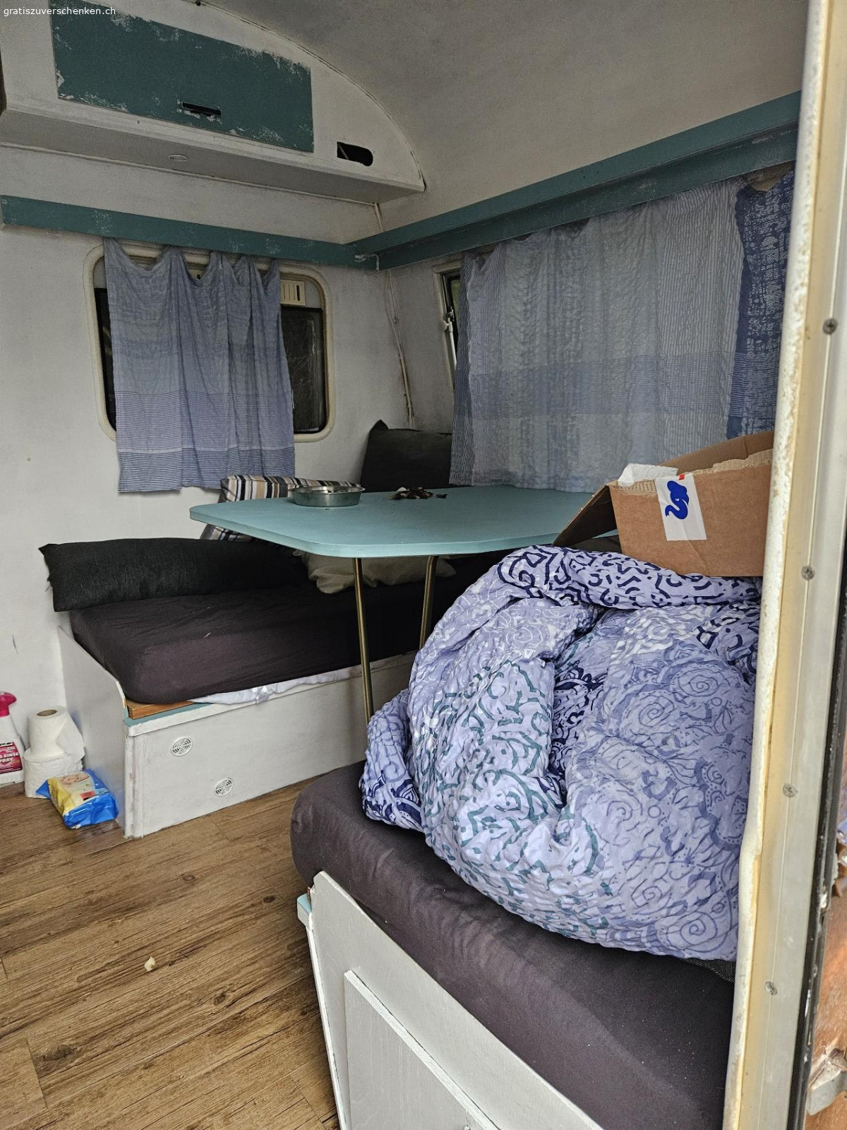 Alter Wohnwagen zu verschenken. Wohnwagen als Geräteschuppen, Stall für Kleintiere etc. zu verschenken (nicht mehr strassentauglich, muss aufgeladen und abgeholt werden). Ohne Inhalt