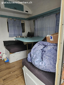 Alter Wohnwagen zu verschenken. Wohnwagen als Geräteschuppen, Stall für Kleintiere etc. zu verschenken (nicht mehr strassentauglich, muss aufgeladen und abgeholt werden). Ohne Inhalt