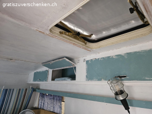 Alter Wohnwagen zu verschenken. Wohnwagen als Geräteschuppen, Stall für Kleintiere etc. zu verschenken (nicht mehr strassentauglich, muss aufgeladen und abgeholt werden). Ohne Inhalt