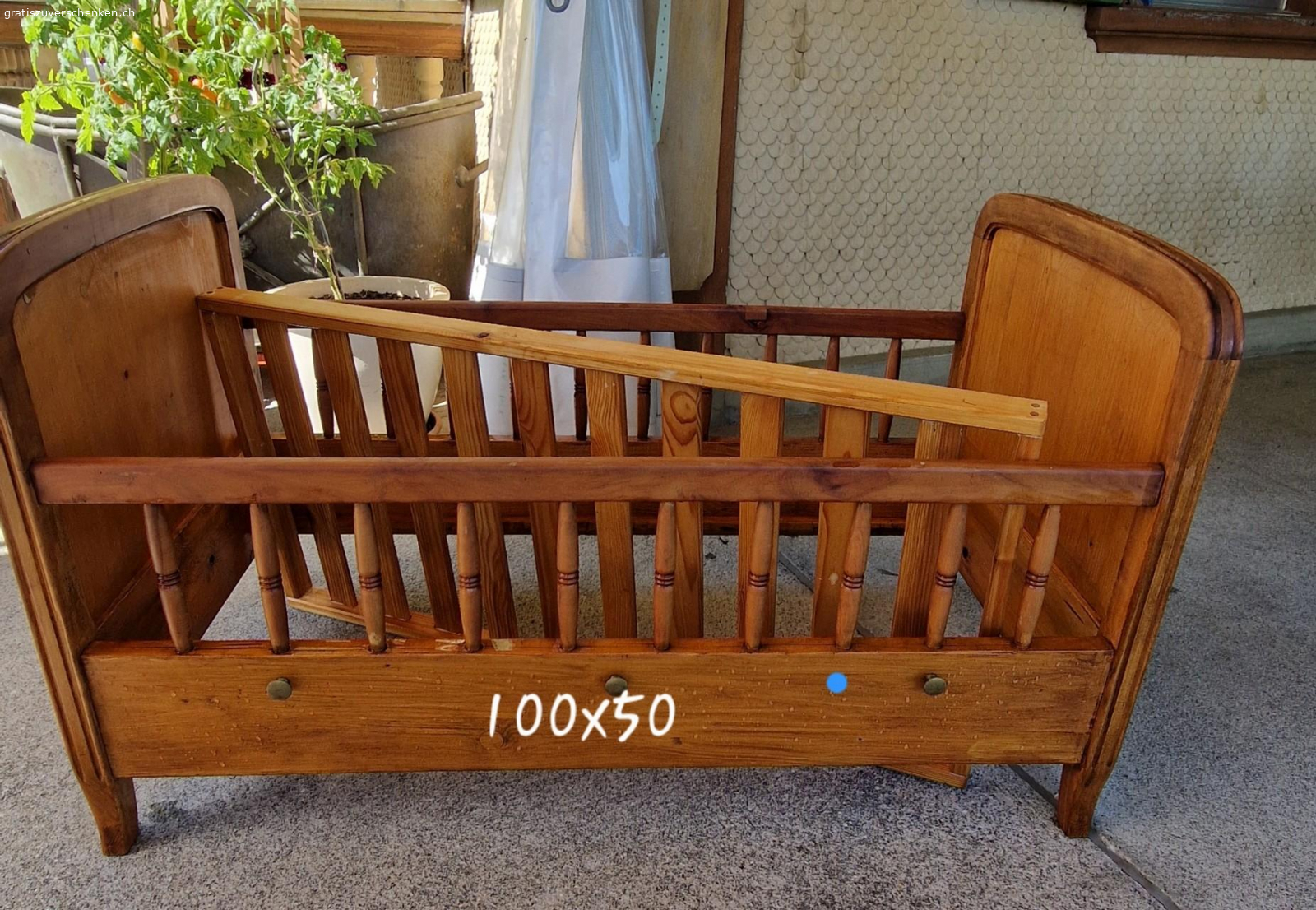 altes Kinderbettli gatis. klein Kinderbettli alt noch in gutem Zustand, mit Lattenrost.