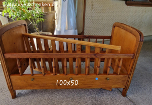 altes Kinderbettli gatis. klein Kinderbettli alt noch in gutem Zustand, mit Lattenrost.
