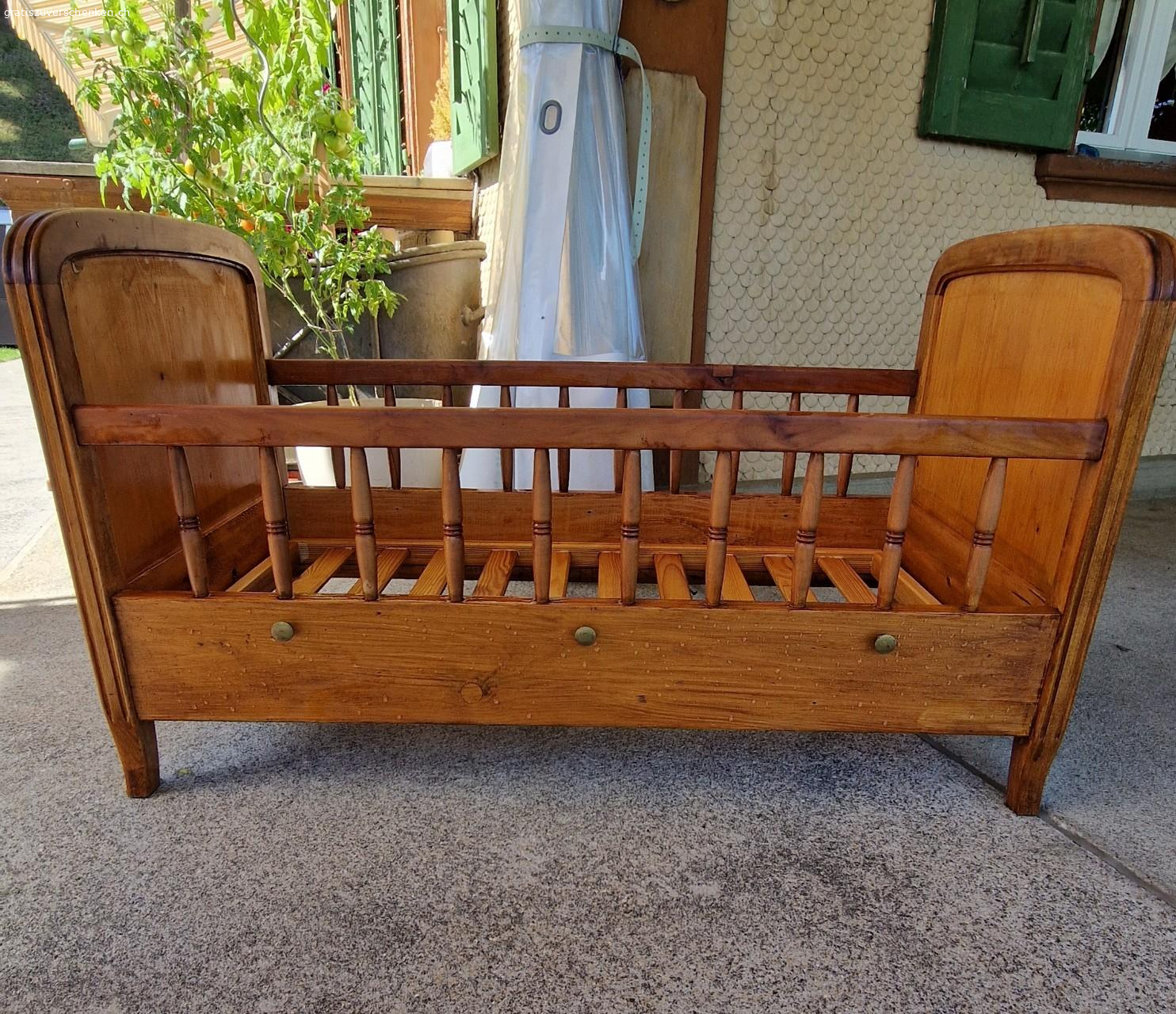 altes Kinderbettli gatis. klein Kinderbettli alt noch in gutem Zustand, mit Lattenrost.