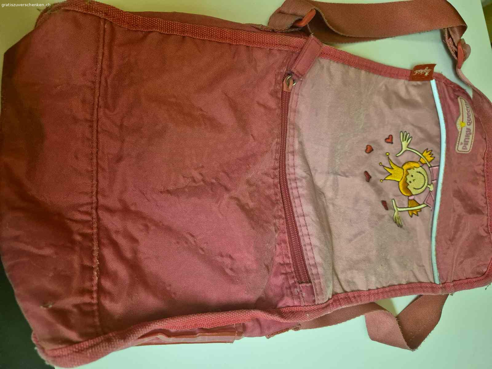 Altes Kindi Täschli.. Ich verschenke unser Kindergartentäschchen ,es wurde oft und lange gebraucht ,von mehreren  Kinder gebraucht. ,es hat starke Abnutzung,jedoch keine Defekte,wurde sauber gewaschen.,schönes mädchensuchet ,gute grösse.untödliches Teil,dachte bevor ich es im Kehricht entsorge kann es jemand ganz anspruchsloses noch brauchen oder als Spieltäschli verwenden.kann gratis abgeholt werden,ich sende auch gegen porttoübernahme zu ,aber das wird den Wert fast überschreiten.