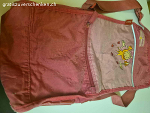 Altes Kindi Täschli.. Ich verschenke unser Kindergartentäschchen ,es wurde oft und lange gebraucht ,von mehreren  Kinder gebraucht. ,es hat starke Abnutzung,jedoch keine Defekte,wurde sauber gewaschen.,schönes mädchensuchet ,gute grösse.untödliches Teil,dachte bevor ich es im Kehricht entsorge kann es jemand ganz anspruchsloses noch brauchen oder als Spieltäschli verwenden.kann gratis abgeholt werden,ich sende auch gegen porttoübernahme zu ,aber das wird den Wert fast überschreiten.