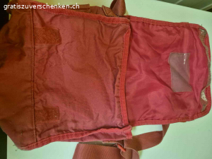 Altes Kindi Täschli.. Ich verschenke unser Kindergartentäschchen ,es wurde oft und lange gebraucht ,von mehreren  Kinder gebraucht. ,es hat starke Abnutzung,jedoch keine Defekte,wurde sauber gewaschen.,schönes mädchensuchet ,gute grösse.untödliches Teil,dachte bevor ich es im Kehricht entsorge kann es jemand ganz anspruchsloses noch brauchen oder als Spieltäschli verwenden.kann gratis abgeholt werden,ich sende auch gegen porttoübernahme zu ,aber das wird den Wert fast überschreiten.