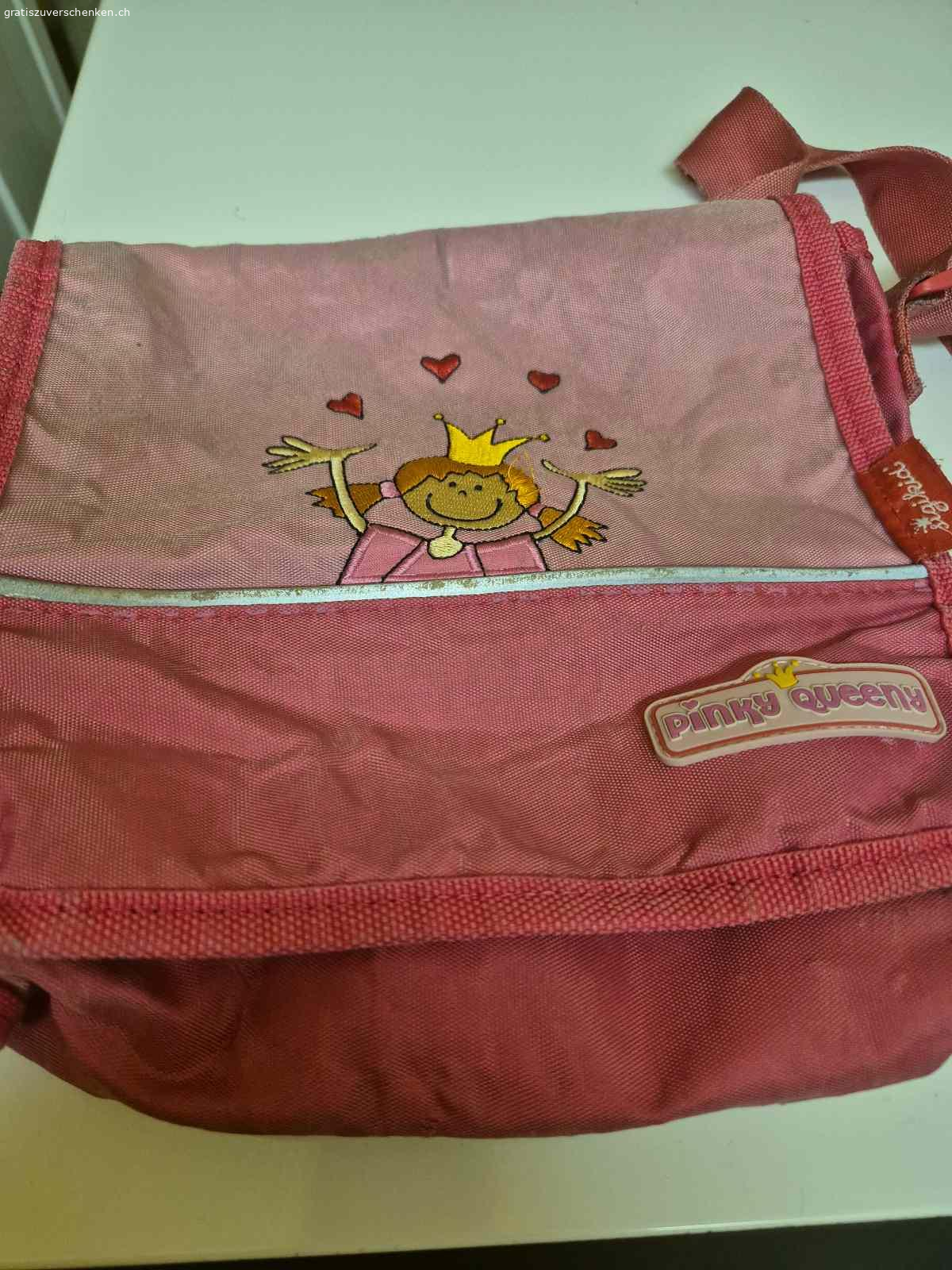 Altes Kindi Täschli.. Ich verschenke unser Kindergartentäschchen ,es wurde oft und lange gebraucht ,von mehreren  Kinder gebraucht. ,es hat starke Abnutzung,jedoch keine Defekte,wurde sauber gewaschen.,schönes mädchensuchet ,gute grösse.untödliches Teil,dachte bevor ich es im Kehricht entsorge kann es jemand ganz anspruchsloses noch brauchen oder als Spieltäschli verwenden.kann gratis abgeholt werden,ich sende auch gegen porttoübernahme zu ,aber das wird den Wert fast überschreiten.