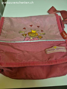 Altes Kindi Täschli.. Ich verschenke unser Kindergartentäschchen ,es wurde oft und lange gebraucht ,von mehreren  Kinder gebraucht. ,es hat starke Abnutzung,jedoch keine Defekte,wurde sauber gewaschen.,schönes mädchensuchet ,gute grösse.untödliches Teil,dachte bevor ich es im Kehricht entsorge kann es jemand ganz anspruchsloses noch brauchen oder als Spieltäschli verwenden.kann gratis abgeholt werden,ich sende auch gegen porttoübernahme zu ,aber das wird den Wert fast überschreiten.