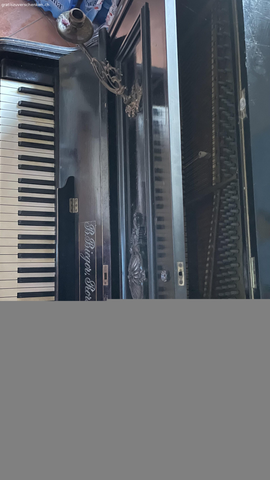 Altes schönes Klavier. Antikes Klavier zu verschenken
Funktioniert
Muss abgeholt werden