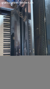 Altes schönes Klavier. Antikes Klavier zu verschenken
Funktioniert
Muss abgeholt werden