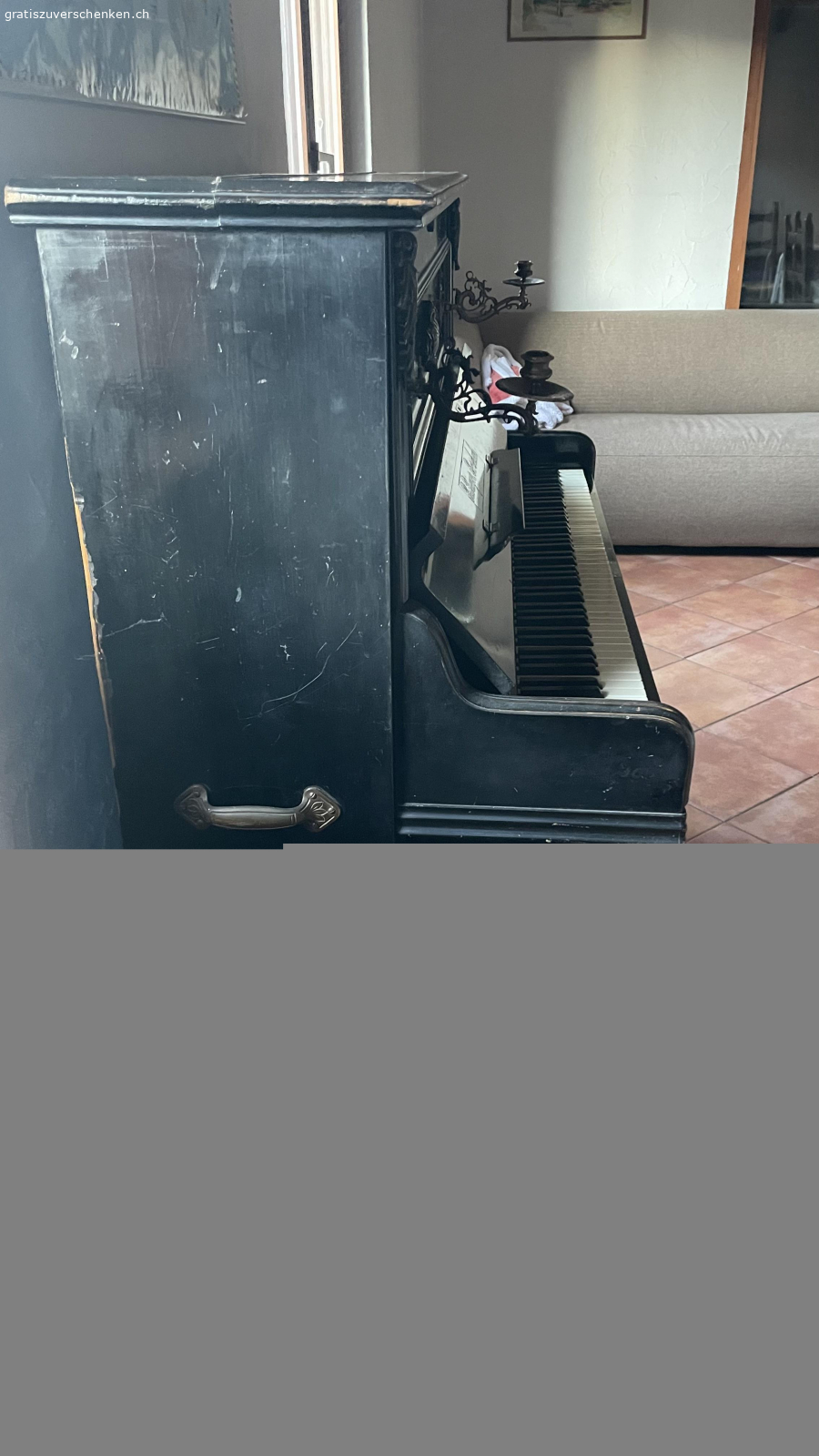 Altes schönes Klavier. Antikes Klavier zu verschenken
Funktioniert
Muss abgeholt werden