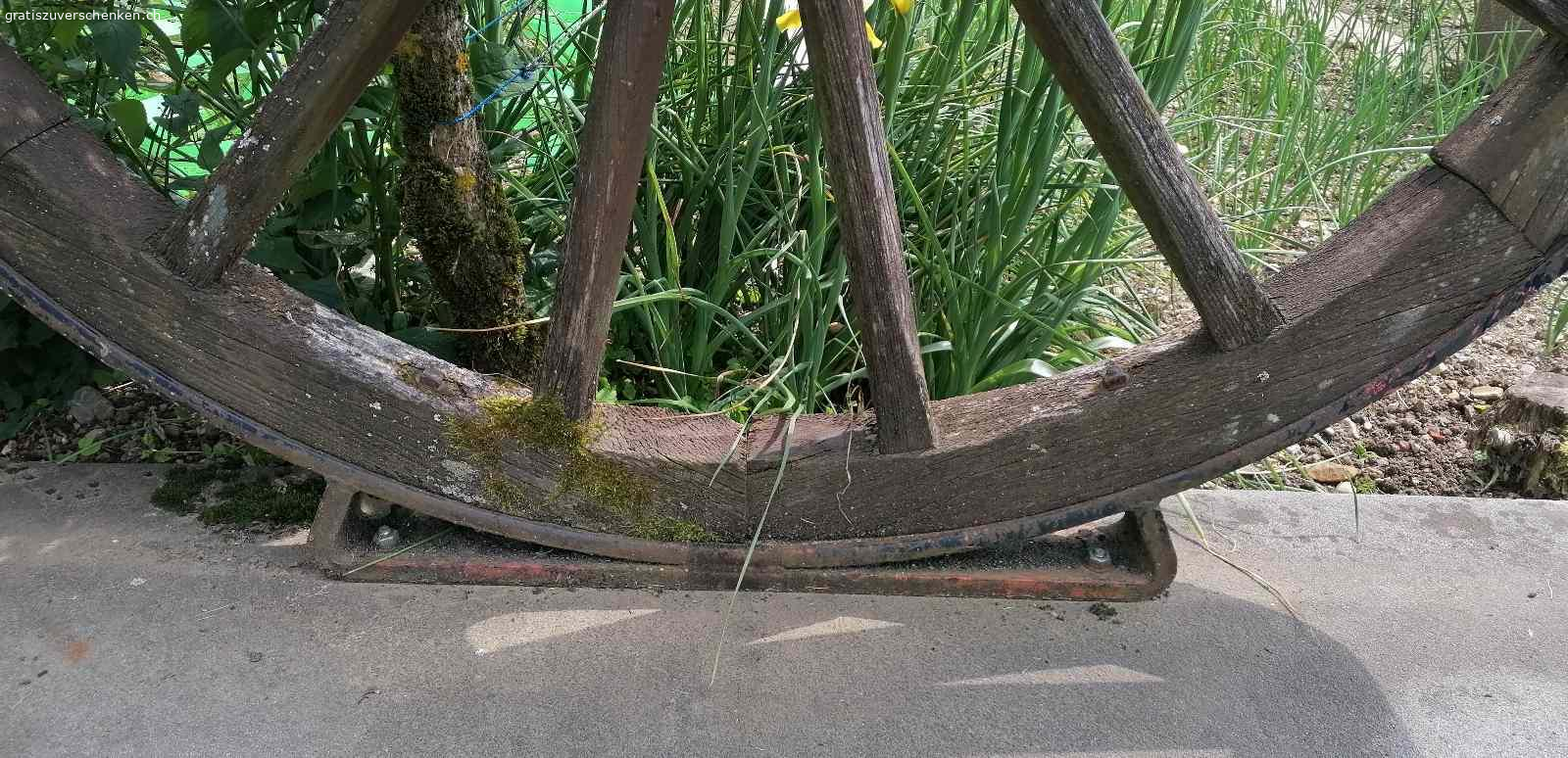 Altes Wagenrad. Ca. 160cm durchmesser. Für bastler zum renovieren.