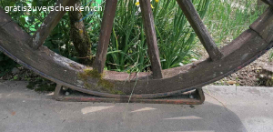Altes Wagenrad. Ca. 160cm durchmesser. Für bastler zum renovieren.