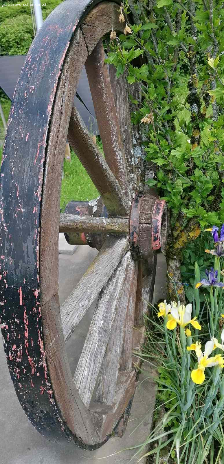Altes Wagenrad. Ca. 160cm durchmesser. Für bastler zum renovieren.
