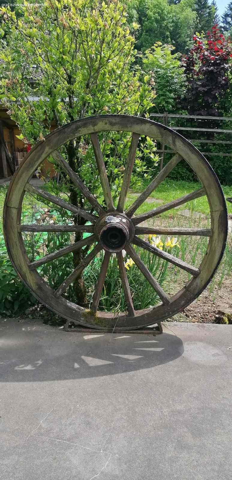 Altes Wagenrad. Ca. 160cm durchmesser. Für bastler zum renovieren.