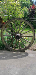 Altes Wagenrad. Ca. 160cm durchmesser. Für bastler zum renovieren.