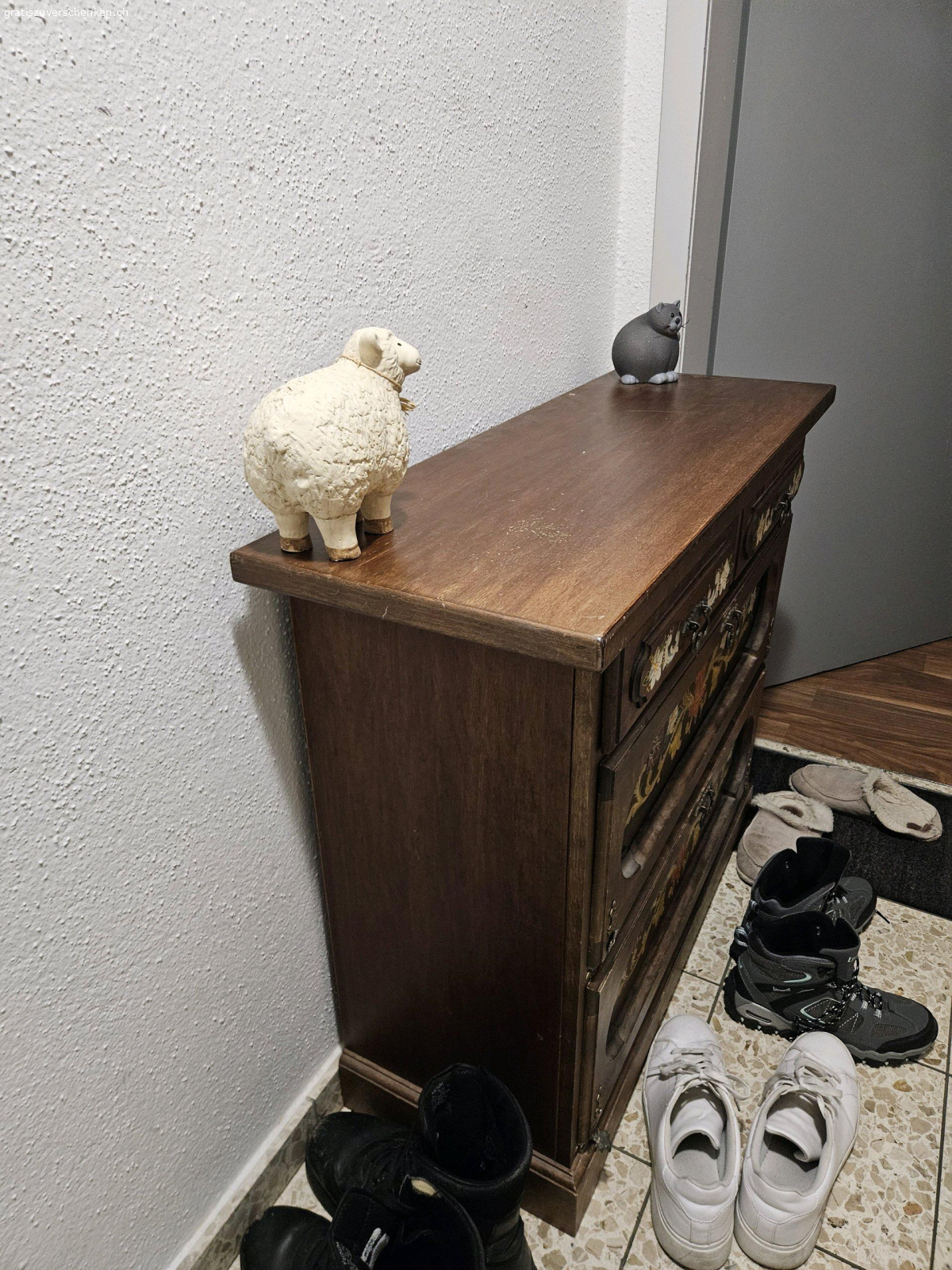 Altmodischer Schuhschrank - Rarität. Bauernschuhschrank sucht neuen Besitzer. Keine grossen Mängel, aber das Scharnier der unteren Schublade muss neu gemacht werden. Hat Gebrauchsspuren