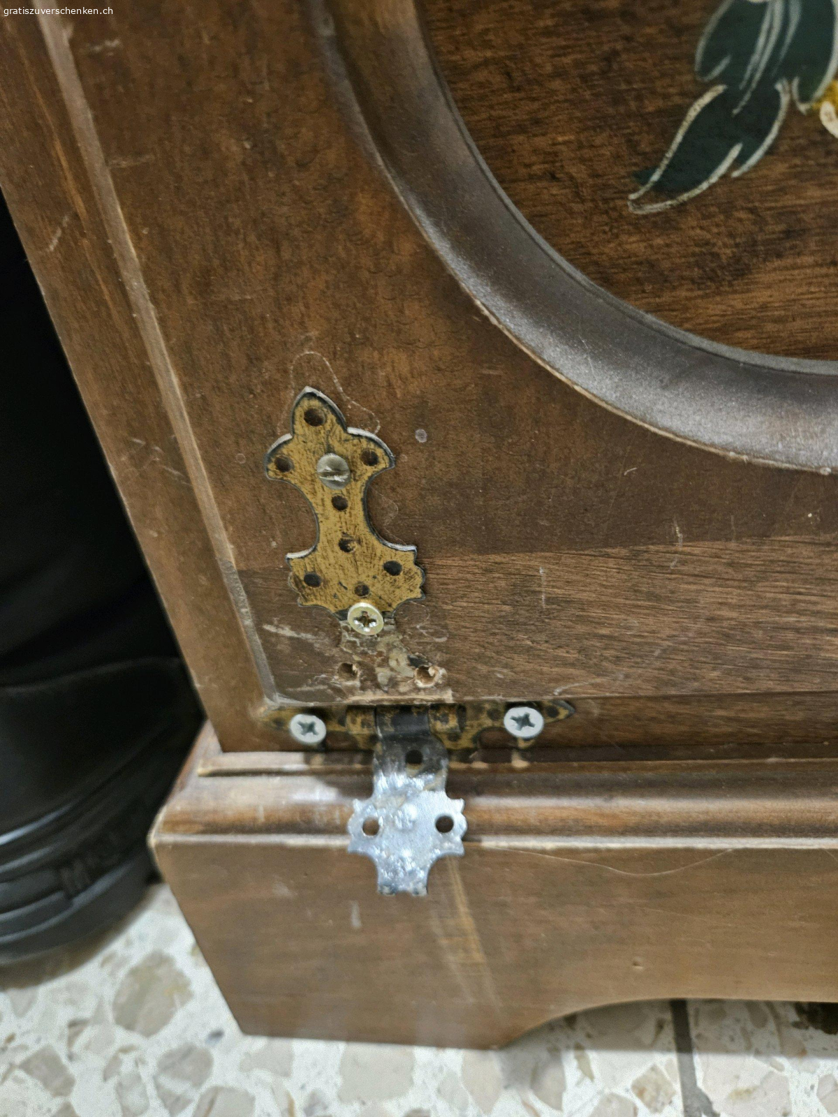 Altmodischer Schuhschrank - Rarität. Bauernschuhschrank sucht neuen Besitzer. Keine grossen Mängel, aber das Scharnier der unteren Schublade muss neu gemacht werden. Hat Gebrauchsspuren