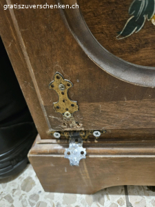 Altmodischer Schuhschrank - Rarität. Bauernschuhschrank sucht neuen Besitzer. Keine grossen Mängel, aber das Scharnier der unteren Schublade muss neu gemacht werden. Hat Gebrauchsspuren