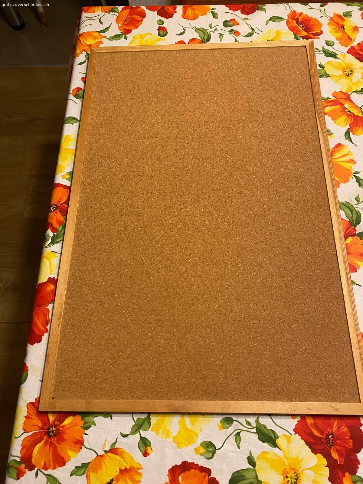 Anschlagbrett. Anschlagbrett mit Kork, nicht magnetisch