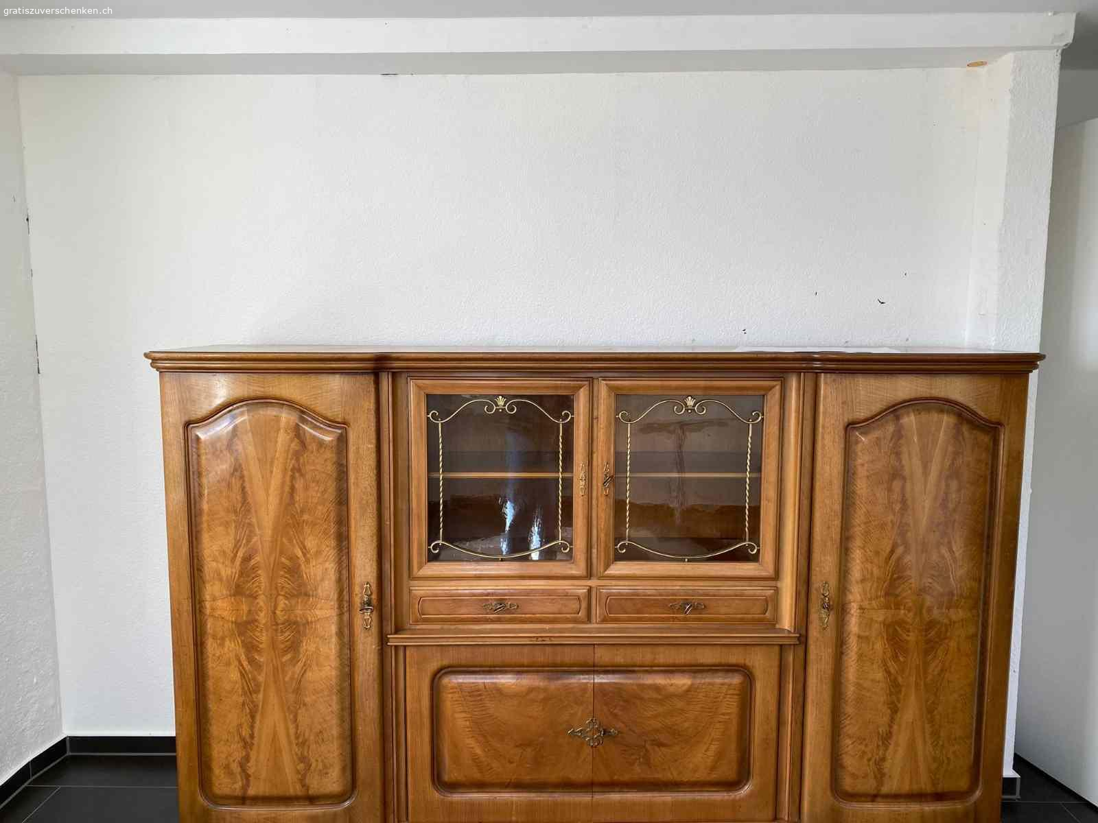 Antike Kommode aus 1903. Massivholz Kommode aus dem Jahr 1903, sehr schwer, nicht demontierbar. So schnell wie möglich in Oensingen abzuholen.