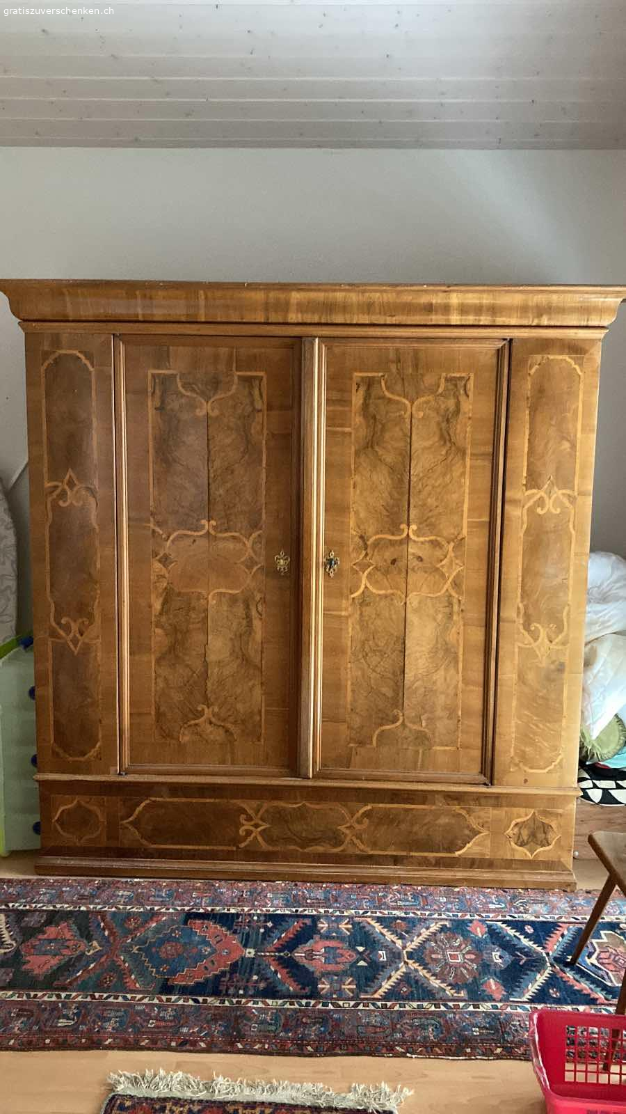 Antike Möbel zu verschenken. Antike Möbel zu verschenken:
- alte Schrank (Herkunft: DE oder AU)
- 4 Stühle
- 3 Kommode
- 2 Tische
- 1 Beistelltisch
- 1 Teppisch

Die Möbel befinden sich in Chézard (NE, 2054).
Eine persönliche Lieferung wäre gegen Entschädigung vorsehbar.