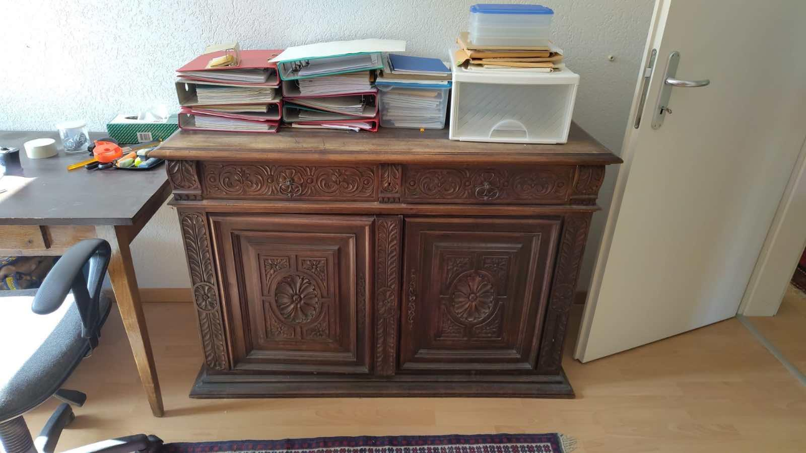 Antike Möbel zu verschenken. Antike Möbel zu verschenken:
- alte Schrank (Herkunft: DE oder AU)
- 4 Stühle
- 3 Kommode
- 2 Tische
- 1 Beistelltisch
- 1 Teppisch

Die Möbel befinden sich in Chézard (NE, 2054).
Eine persönliche Lieferung wäre gegen Entschädigung vorsehbar.