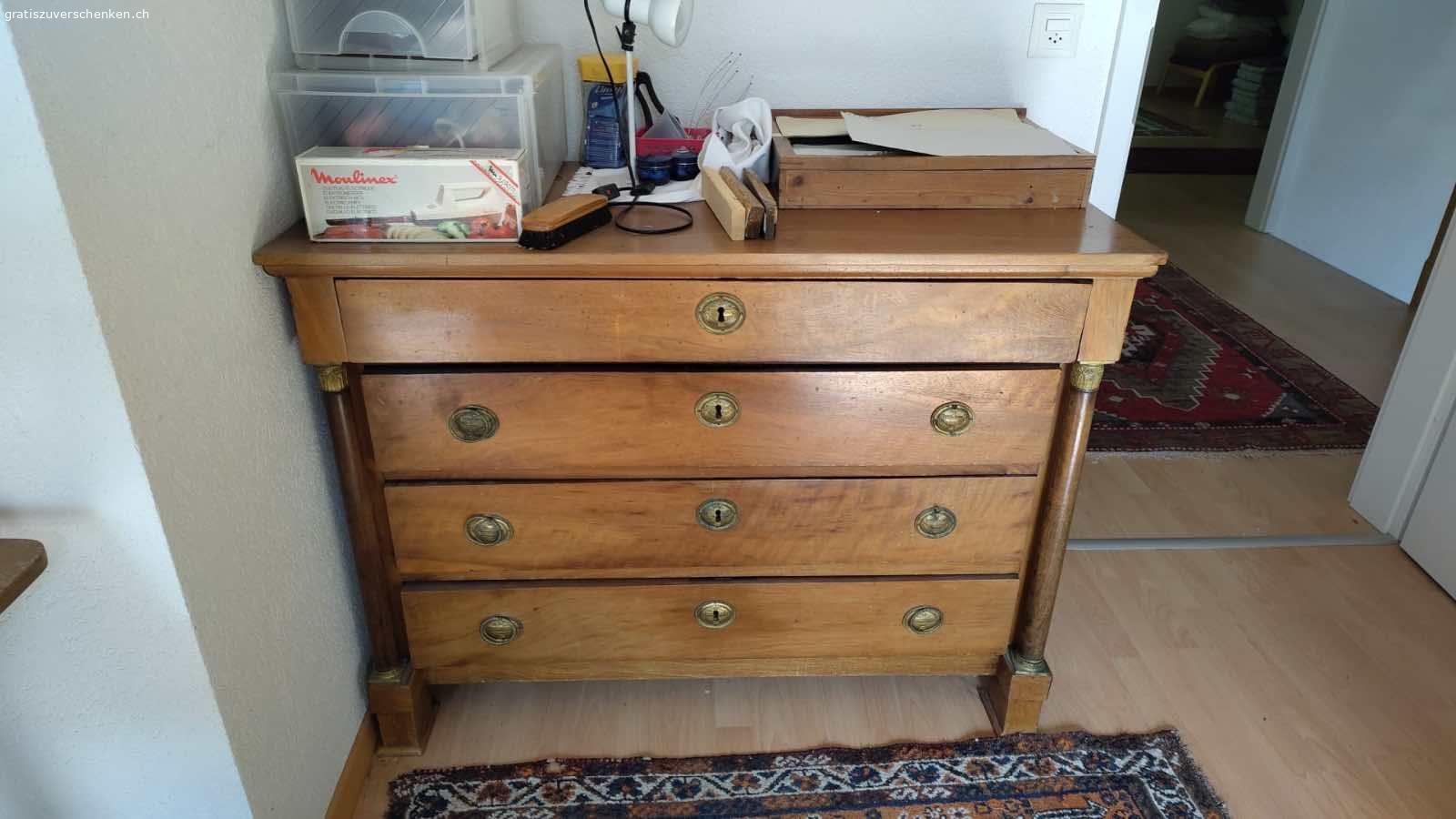 Antike Möbel zu verschenken. Antike Möbel zu verschenken:
- alte Schrank (Herkunft: DE oder AU)
- 4 Stühle
- 3 Kommode
- 2 Tische
- 1 Beistelltisch
- 1 Teppisch

Die Möbel befinden sich in Chézard (NE, 2054).
Eine persönliche Lieferung wäre gegen Entschädigung vorsehbar.