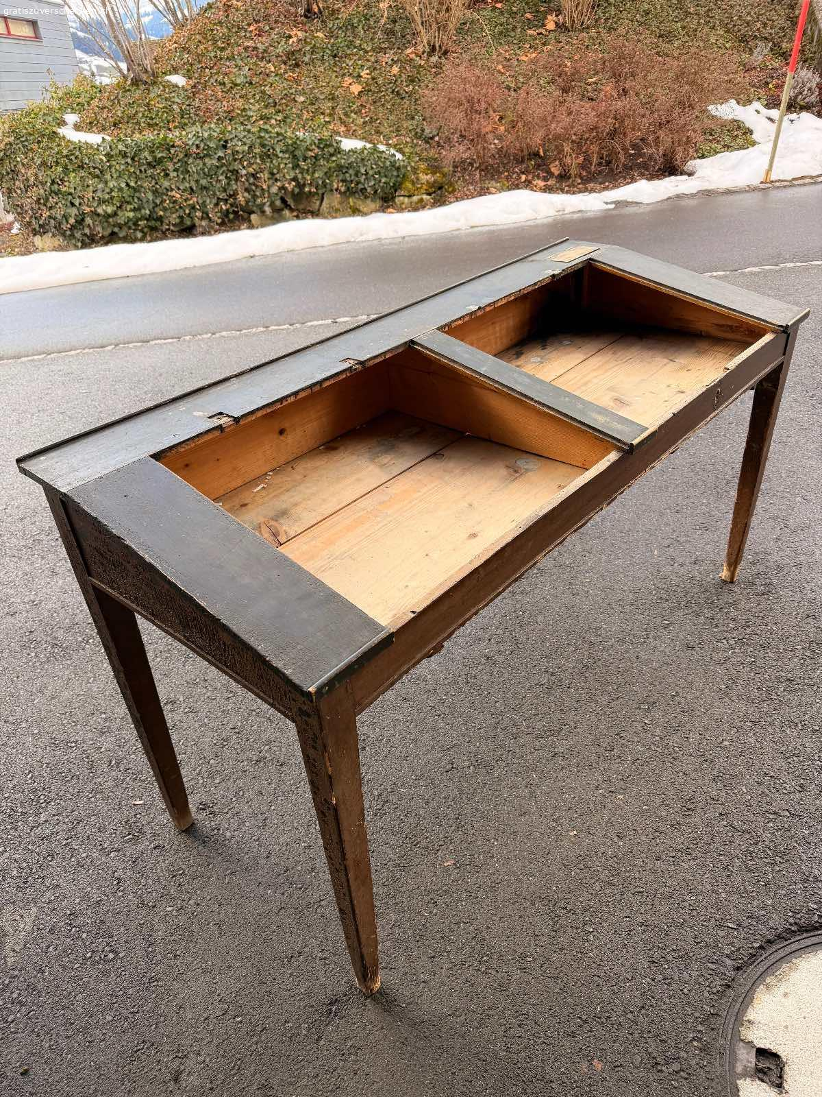 Antike Schulbank / Schultisch ca. 1900-1930 - mit Patina. Originale antike Schulbank aus Holz, vermutlich aus der Zeit ca. 1900-1930. Klassischer Schultisch mit zwei Klappdeckeln und integrierten Ablagefächern, wie sie früher in Schulzimmern verwendet wurden.
Die Tintenloch-Öffnungen sind noch sichtbar.
Der Tisch weist eine wunderschöne, authentische Patina mit altersbedingten Gebrauchsspuren auf. Die schwarze Lackierung ist teilweise stark gekrakelt, was den historischen Charakter unterstreicht.
Zustand:
• Beide originalen Klappdeckel sind vorhanden
• Die Scharniere sind ausgerissen, können jedoch fachgerecht repariert werden
• Holzsubstanz insgesamt stabil
• Alters- und Gebrauchsspuren gemäss Fotos
Ideal als Dekorationsobjekt, für ein Vintage-Interieur, Atelier, Ladenbau oder als Restaurationsprojekt für
Liebhaber alter Schulmöbel.
Masse: ca. 89 x 67 x 160