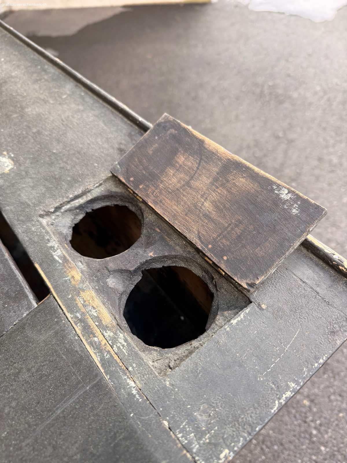 Antike Schulbank / Schultisch ca. 1900-1930 - mit Patina. Originale antike Schulbank aus Holz, vermutlich aus der Zeit ca. 1900-1930. Klassischer Schultisch mit zwei Klappdeckeln und integrierten Ablagefächern, wie sie früher in Schulzimmern verwendet wurden.
Die Tintenloch-Öffnungen sind noch sichtbar.
Der Tisch weist eine wunderschöne, authentische Patina mit altersbedingten Gebrauchsspuren auf. Die schwarze Lackierung ist teilweise stark gekrakelt, was den historischen Charakter unterstreicht.
Zustand:
• Beide originalen Klappdeckel sind vorhanden
• Die Scharniere sind ausgerissen, können jedoch fachgerecht repariert werden
• Holzsubstanz insgesamt stabil
• Alters- und Gebrauchsspuren gemäss Fotos
Ideal als Dekorationsobjekt, für ein Vintage-Interieur, Atelier, Ladenbau oder als Restaurationsprojekt für
Liebhaber alter Schulmöbel.
Masse: ca. 89 x 67 x 160