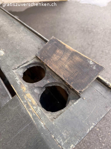 Antike Schulbank / Schultisch ca. 1900-1930 - mit Patina. Originale antike Schulbank aus Holz, vermutlich aus der Zeit ca. 1900-1930. Klassischer Schultisch mit zwei Klappdeckeln und integrierten Ablagefächern, wie sie früher in Schulzimmern verwendet wurden.
Die Tintenloch-Öffnungen sind noch sichtbar.
Der Tisch weist eine wunderschöne, authentische Patina mit altersbedingten Gebrauchsspuren auf. Die schwarze Lackierung ist teilweise stark gekrakelt, was den historischen Charakter unterstreicht.
Zustand:
• Beide originalen Klappdeckel sind vorhanden
• Die Scharniere sind ausgerissen, können jedoch fachgerecht repariert werden
• Holzsubstanz insgesamt stabil
• Alters- und Gebrauchsspuren gemäss Fotos
Ideal als Dekorationsobjekt, für ein Vintage-Interieur, Atelier, Ladenbau oder als Restaurationsprojekt für
Liebhaber alter Schulmöbel.
Masse: ca. 89 x 67 x 160