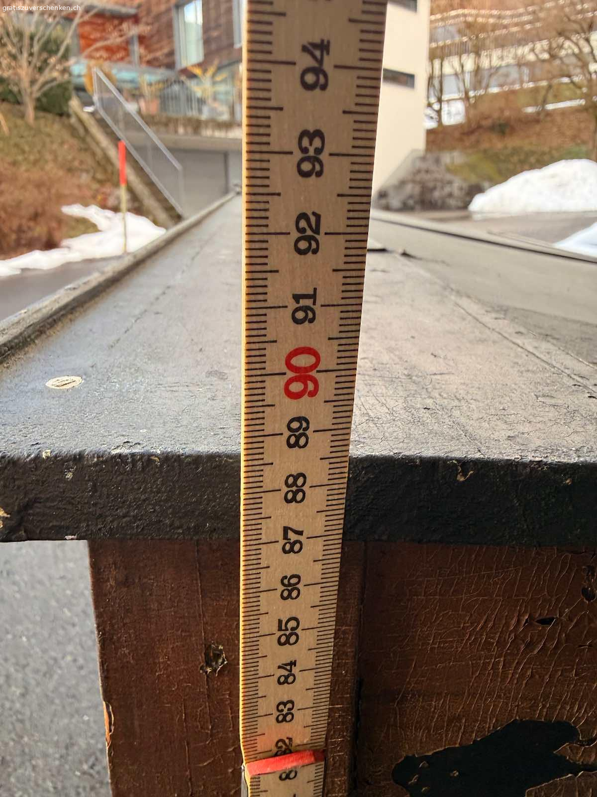 Antike Schulbank / Schultisch ca. 1900-1930 - mit Patina. Originale antike Schulbank aus Holz, vermutlich aus der Zeit ca. 1900-1930. Klassischer Schultisch mit zwei Klappdeckeln und integrierten Ablagefächern, wie sie früher in Schulzimmern verwendet wurden.
Die Tintenloch-Öffnungen sind noch sichtbar.
Der Tisch weist eine wunderschöne, authentische Patina mit altersbedingten Gebrauchsspuren auf. Die schwarze Lackierung ist teilweise stark gekrakelt, was den historischen Charakter unterstreicht.
Zustand:
• Beide originalen Klappdeckel sind vorhanden
• Die Scharniere sind ausgerissen, können jedoch fachgerecht repariert werden
• Holzsubstanz insgesamt stabil
• Alters- und Gebrauchsspuren gemäss Fotos
Ideal als Dekorationsobjekt, für ein Vintage-Interieur, Atelier, Ladenbau oder als Restaurationsprojekt für
Liebhaber alter Schulmöbel.
Masse: ca. 89 x 67 x 160