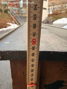 Antike Schulbank / Schultisch ca. 1900-1930 - mit Patina. Originale antike Schulbank aus Holz, vermutlich aus der Zeit ca. 1900-1930. Klassischer Schultisch mit zwei Klappdeckeln und integrierten Ablagefächern, wie sie früher in Schulzimmern verwendet wurden.
Die Tintenloch-Öffnungen sind noch sichtbar.
Der Tisch weist eine wunderschöne, authentische Patina mit altersbedingten Gebrauchsspuren auf. Die schwarze Lackierung ist teilweise stark gekrakelt, was den historischen Charakter unterstreicht.
Zustand:
• Beide originalen Klappdeckel sind vorhanden
• Die Scharniere sind ausgerissen, können jedoch fachgerecht repariert werden
• Holzsubstanz insgesamt stabil
• Alters- und Gebrauchsspuren gemäss Fotos
Ideal als Dekorationsobjekt, für ein Vintage-Interieur, Atelier, Ladenbau oder als Restaurationsprojekt für
Liebhaber alter Schulmöbel.
Masse: ca. 89 x 67 x 160