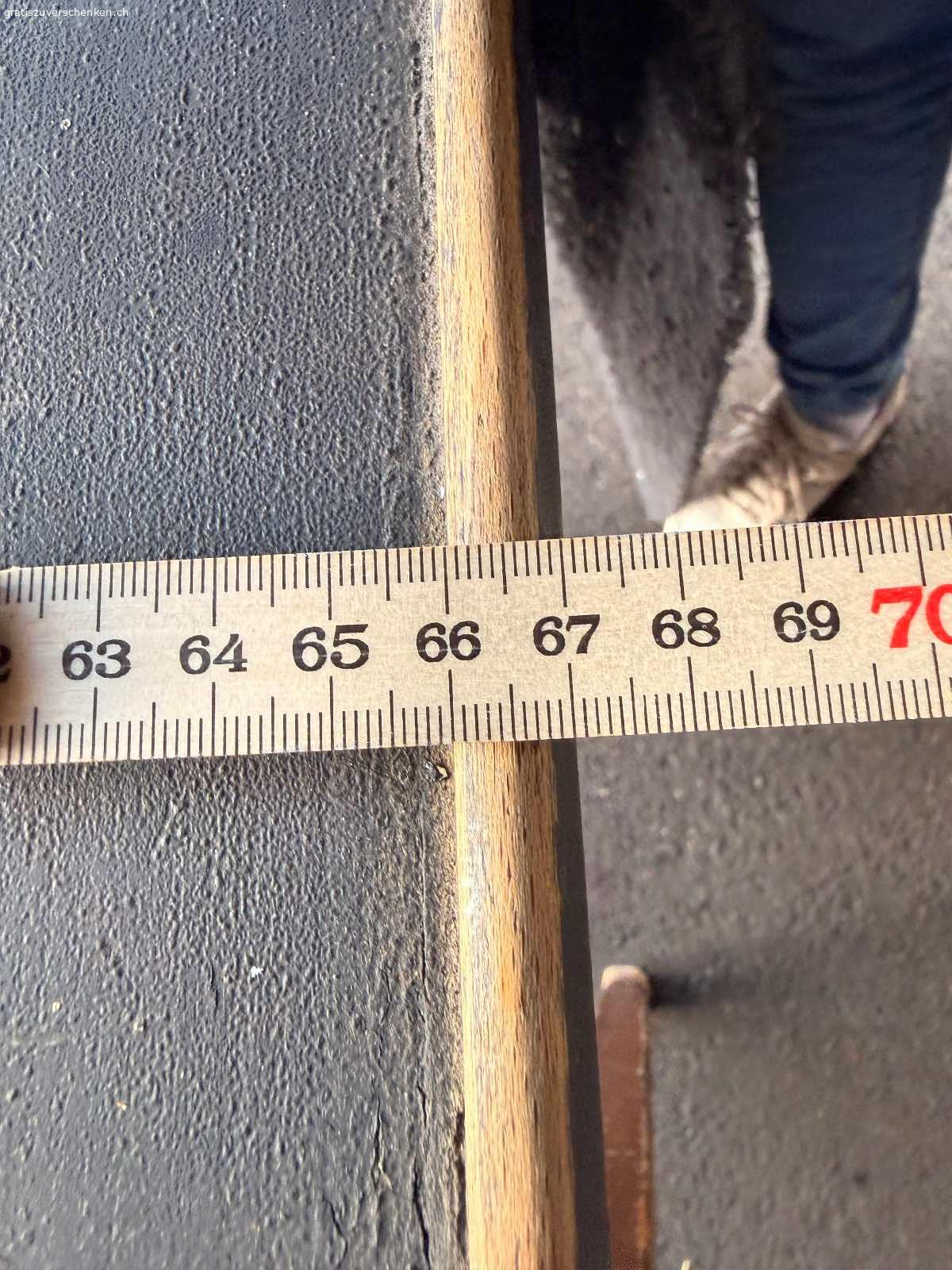 Antike Schulbank / Schultisch ca. 1900-1930 - mit Patina. Originale antike Schulbank aus Holz, vermutlich aus der Zeit ca. 1900-1930. Klassischer Schultisch mit zwei Klappdeckeln und integrierten Ablagefächern, wie sie früher in Schulzimmern verwendet wurden.
Die Tintenloch-Öffnungen sind noch sichtbar.
Der Tisch weist eine wunderschöne, authentische Patina mit altersbedingten Gebrauchsspuren auf. Die schwarze Lackierung ist teilweise stark gekrakelt, was den historischen Charakter unterstreicht.
Zustand:
• Beide originalen Klappdeckel sind vorhanden
• Die Scharniere sind ausgerissen, können jedoch fachgerecht repariert werden
• Holzsubstanz insgesamt stabil
• Alters- und Gebrauchsspuren gemäss Fotos
Ideal als Dekorationsobjekt, für ein Vintage-Interieur, Atelier, Ladenbau oder als Restaurationsprojekt für
Liebhaber alter Schulmöbel.
Masse: ca. 89 x 67 x 160