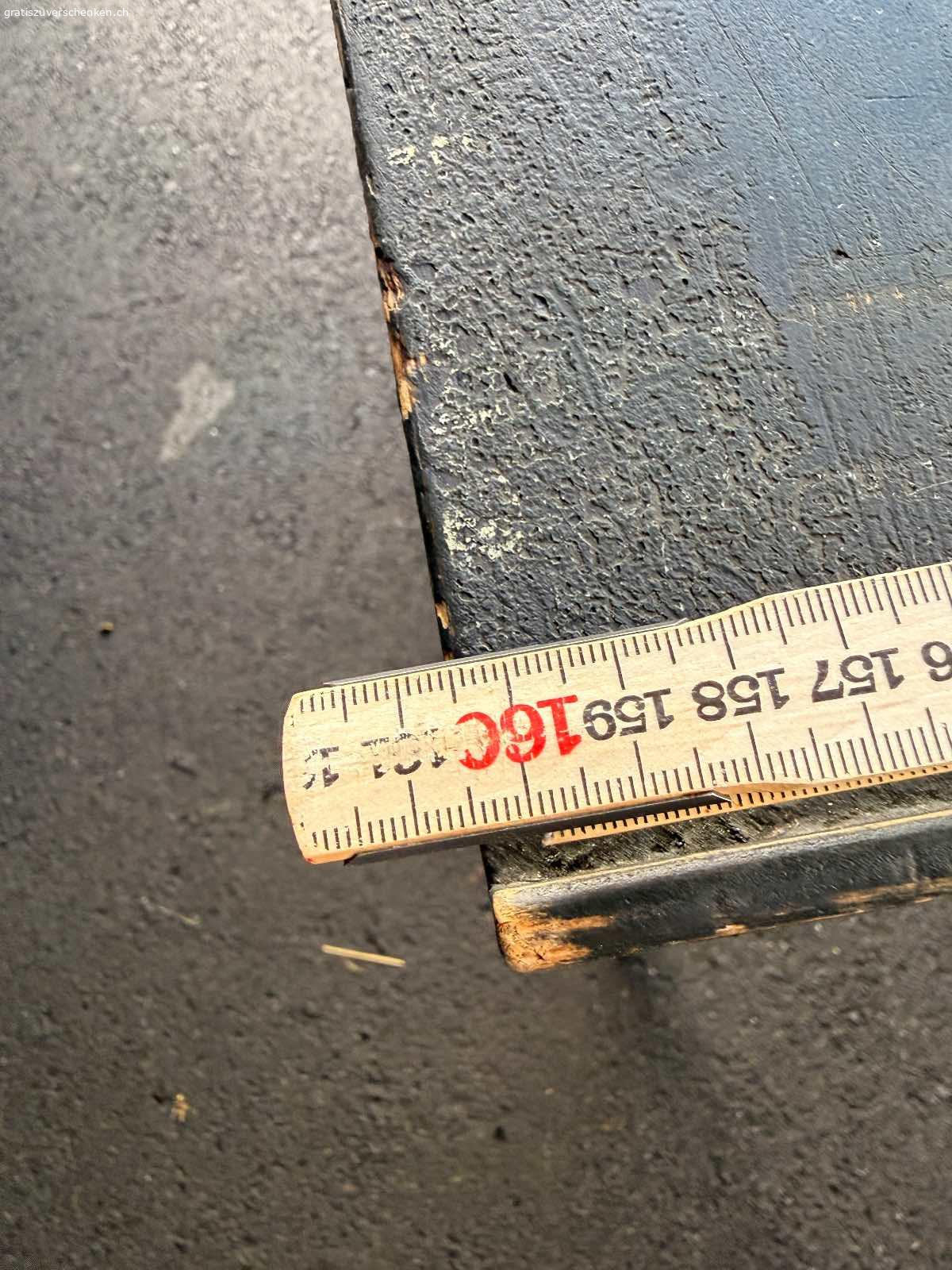 Antike Schulbank / Schultisch ca. 1900-1930 - mit Patina. Originale antike Schulbank aus Holz, vermutlich aus der Zeit ca. 1900-1930. Klassischer Schultisch mit zwei Klappdeckeln und integrierten Ablagefächern, wie sie früher in Schulzimmern verwendet wurden.
Die Tintenloch-Öffnungen sind noch sichtbar.
Der Tisch weist eine wunderschöne, authentische Patina mit altersbedingten Gebrauchsspuren auf. Die schwarze Lackierung ist teilweise stark gekrakelt, was den historischen Charakter unterstreicht.
Zustand:
• Beide originalen Klappdeckel sind vorhanden
• Die Scharniere sind ausgerissen, können jedoch fachgerecht repariert werden
• Holzsubstanz insgesamt stabil
• Alters- und Gebrauchsspuren gemäss Fotos
Ideal als Dekorationsobjekt, für ein Vintage-Interieur, Atelier, Ladenbau oder als Restaurationsprojekt für
Liebhaber alter Schulmöbel.
Masse: ca. 89 x 67 x 160