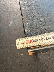 Antike Schulbank / Schultisch ca. 1900-1930 - mit Patina. Originale antike Schulbank aus Holz, vermutlich aus der Zeit ca. 1900-1930. Klassischer Schultisch mit zwei Klappdeckeln und integrierten Ablagefächern, wie sie früher in Schulzimmern verwendet wurden.
Die Tintenloch-Öffnungen sind noch sichtbar.
Der Tisch weist eine wunderschöne, authentische Patina mit altersbedingten Gebrauchsspuren auf. Die schwarze Lackierung ist teilweise stark gekrakelt, was den historischen Charakter unterstreicht.
Zustand:
• Beide originalen Klappdeckel sind vorhanden
• Die Scharniere sind ausgerissen, können jedoch fachgerecht repariert werden
• Holzsubstanz insgesamt stabil
• Alters- und Gebrauchsspuren gemäss Fotos
Ideal als Dekorationsobjekt, für ein Vintage-Interieur, Atelier, Ladenbau oder als Restaurationsprojekt für
Liebhaber alter Schulmöbel.
Masse: ca. 89 x 67 x 160