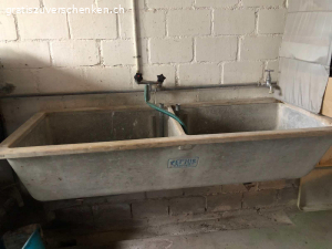 Antiker Wassertrog. 2. Beckentrog mit Ablaufstutzen