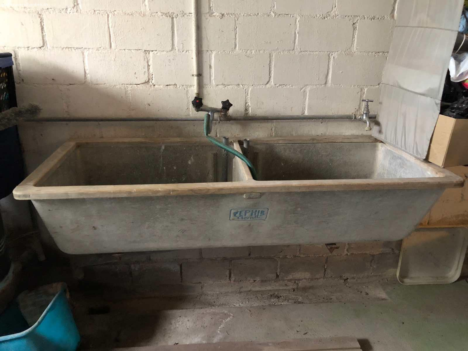 Antiker Wassertrog. 2. Beckentrog mit Ablaufstutzen