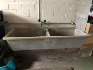 Antiker Wassertrog. 2. Beckentrog mit Ablaufstutzen