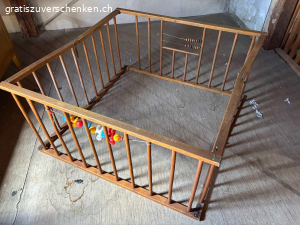 Antikes Laufgitter aus Holz. Sehr alt aber funktional und stabil, ausserdem praktisch einklappbar.